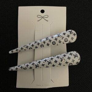 ❌❌ SOLD❌❌Fashionable set of 2 Black and White long oval hair clip.